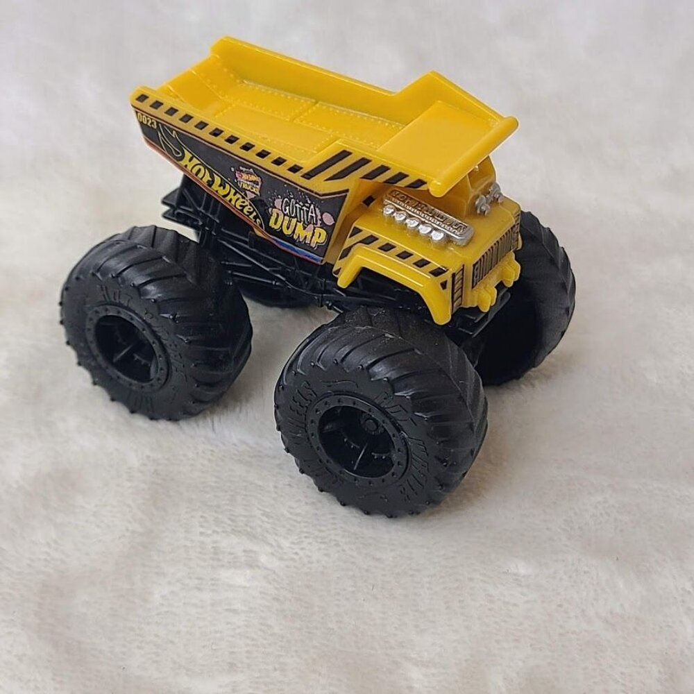 Hot Wheels Monster Trucks Gotta Dump Yellow Dump Truck Mattel - Picture 2 of 8